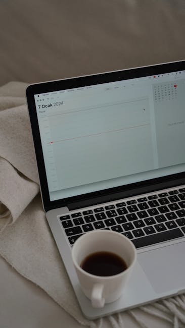 Laptop con calendario de citas y cafe, representando gestion digital de estudio