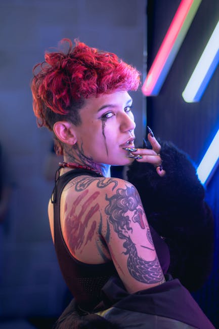 Escena urbana con estética de cultura del tatuaje latinoamericano